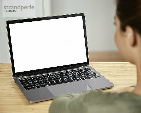 Nahaufnahme Frau mit Laptop