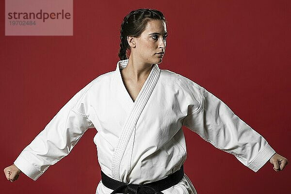 Karate Frau Aktion isoliert roten Hintergrund