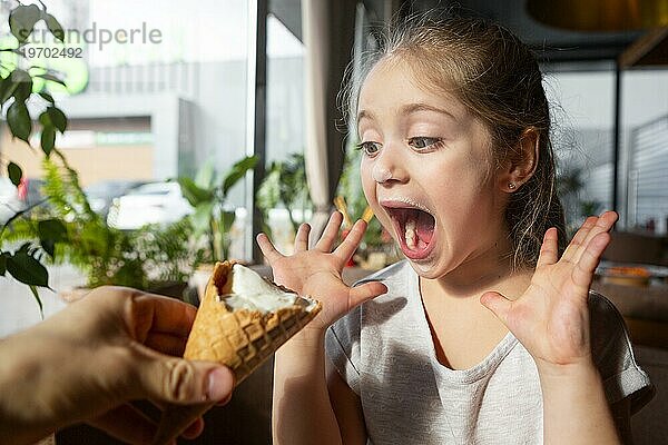 Nahaufnahme überraschtes Mädchen mit Eiscreme
