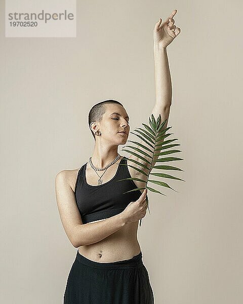 Medium shot Frau posiert mit Pflanze