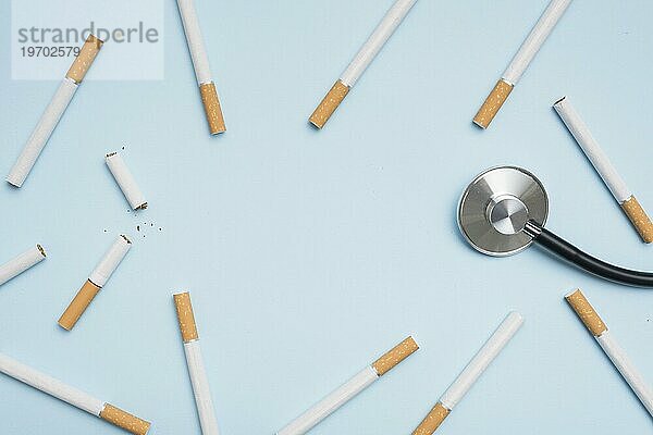 Erhöhte Ansicht Zigarette Stethoskop blauem Hintergrund