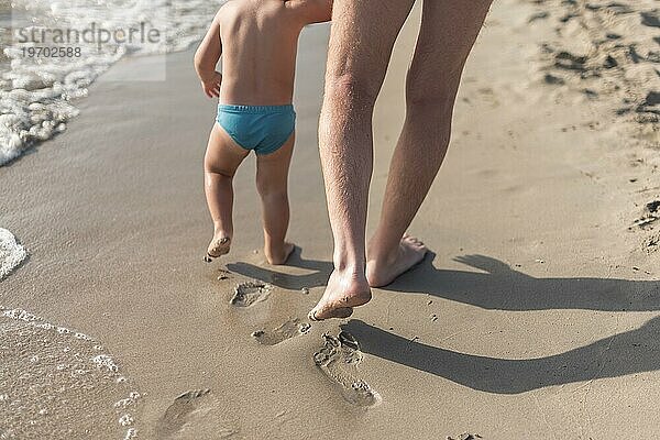 Nahaufnahme Vater Sohn Spaziergang am Strand