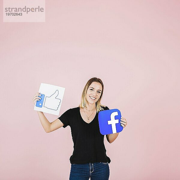 Porträt glückliche Frau mit Facebook Daumen hoch Symbol