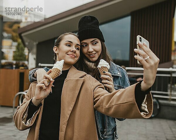 Hübsche junge Mädchen nehmen Selfie zusammen