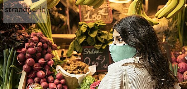 Seitenansicht Frau mit Gesichtsmaske Markt