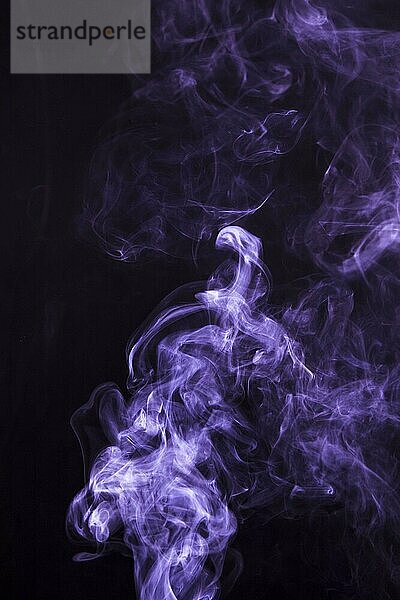 Weichzeichner Rauch wirbelnden schwarzen Hintergrund