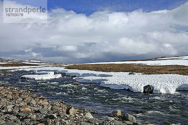 Fluss im Frühling bei Borgafjäll  Borgafjaell in Jämtland  Nordschweden