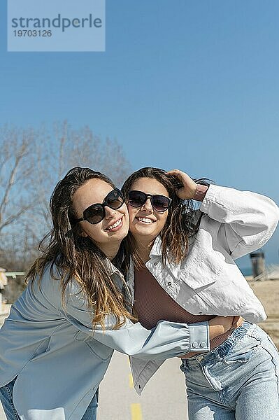 Frauen tragen Sonnenbrillen im Freien
