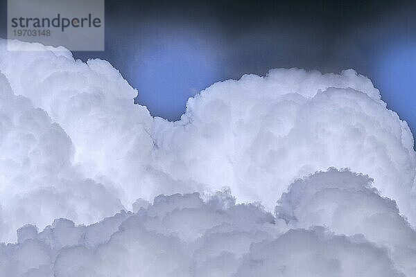 Dunkle bedrohliche Gewitterwolken und Stauwolken  hoch aufragende Kumuluswolken (Kumulus) entwickeln sich am Himmel