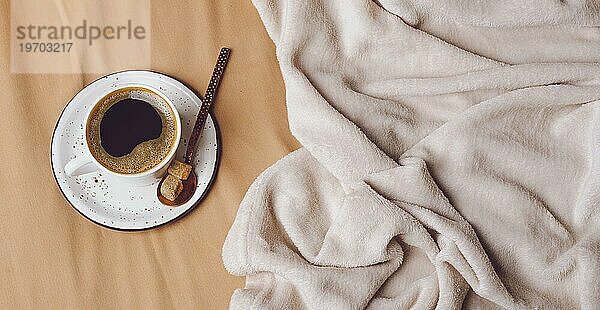 Draufsicht Morgenkaffee Tasse Bett mit Kopierraum
