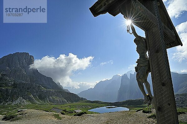 Kruzifix in der Nähe der Dreizinnenhütte  Rifugio Antonio Locatelli an den Drei Zinnen  Drei Zinnen in den Dolomiten  Italien  Europa