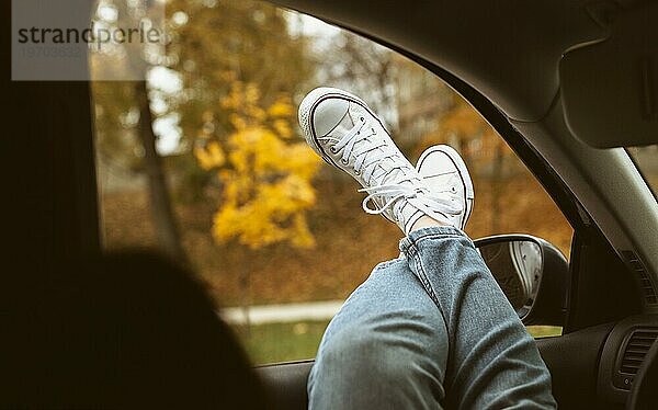 Frau s Schuhe Autofenster