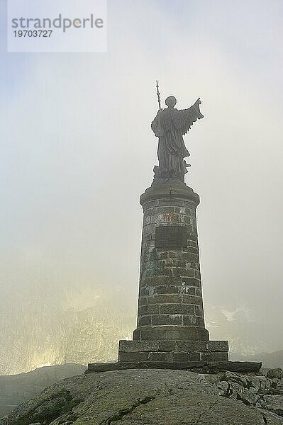 Sankt Bernhard Statue im Nebel auf dem Pass des Großen Sankt Bernhard  Col du Grand Saint Bernard in den Schweizer Alpen  Schweiz  Europa