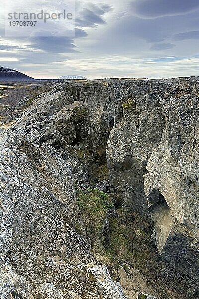 Grjotagia klaffende Spalte  Grjótagjá tektonischer Riss  Mittelatlantischer Rücken  der durch Island am östlichen Mývatn verläuft