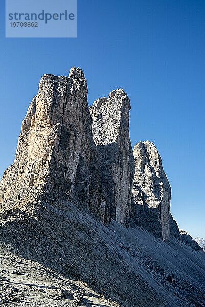 Nordwand der Drei Zinnen  drei markante Berggipfel bei Sonnenaufgang in den Sextner Dolomiten  Südtirol  Italien  Europa