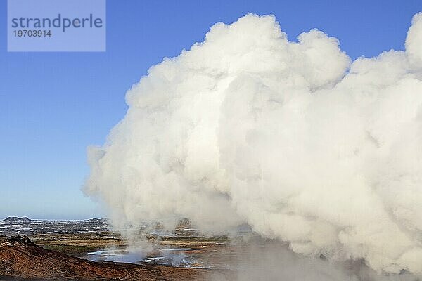 Dampfschlote  Fumarolen in Gunnuhver  geothermisches Gebiet und Zentrum des Reykjanes Vulkansystems  Island  Europa