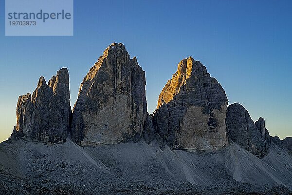 Nordwand der Drei Zinnen  drei markante Berggipfel bei Sonnenaufgang in den Sextner Dolomiten  Südtirol  Italien  Europa