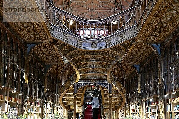 Innenansicht  Wendeltreppe  Livraria Lello  Porto  Porto  Portugal  Europa