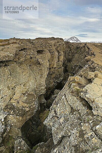 Grjotagia klaffende Spalte  Grjótagjá tektonischer Riss  Mittelatlantischer Rücken  der durch Island am östlichen Mývatn verläuft