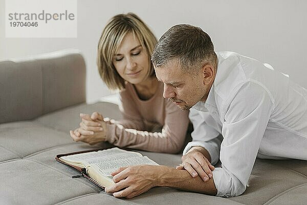 Ehefrau Ehemann studiert heiliges Buch