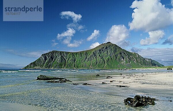 Ramberg und Strand  Flakstadøya  Flakstad  Lofoten Inseln  Norwegen  Europa