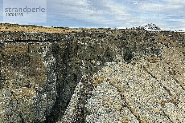 Grjotagia klaffende Spalte  Grjótagjá tektonischer Riss  Mittelatlantischer Rücken  der durch Island am östlichen Mývatn verläuft