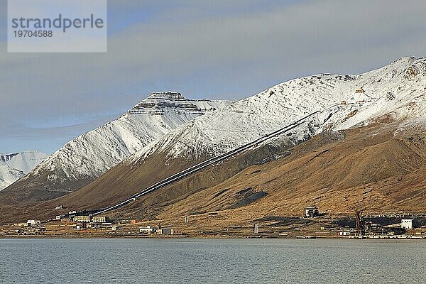 Blick auf Pyramiden  eine verlassene sowjetische Kohlebergbausiedlung auf Spitzbergen  Svalbard