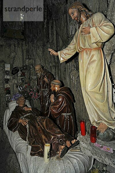 Innenansicht der Grotte des Heiligen Antonius von Padua  Saint Antoine de Padoue  mit betenden Mönchen am Sterbebett  Crupet  Namur  Belgische Ardennen  Belgien  Europa