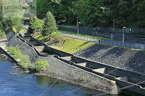 Die Fischtreppe von Pitlochry mit mehreren Zwischenbecken  die die Lachse für ihre Wanderung flussaufwärts nutzen  neben dem Kraftwerk von Pitlochry am Fluss Tummell  Schottland  UK