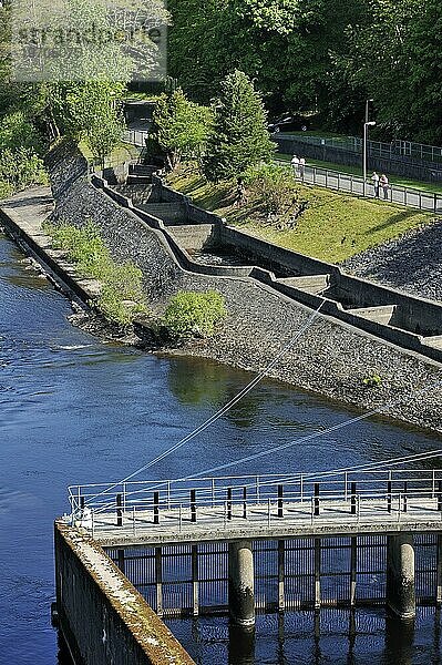 Die Fischtreppe von Pitlochry mit mehreren Zwischenbecken  die die Lachse für ihre Wanderung flussaufwärts nutzen  neben dem Kraftwerk von Pitlochry am Fluss Tummell  Schottland  UK