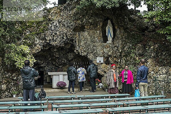 Pilger beim Gebet vor der Grotte im Espace Bernadette Soubirous in Nevers  Burgund  Frankreich  Europa