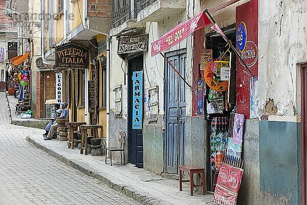 Straße mit Geschäften und Restaurants in Coroico  Stadt in der Provinz Nor Yungas  Departement La Paz im Westen Boliviens
