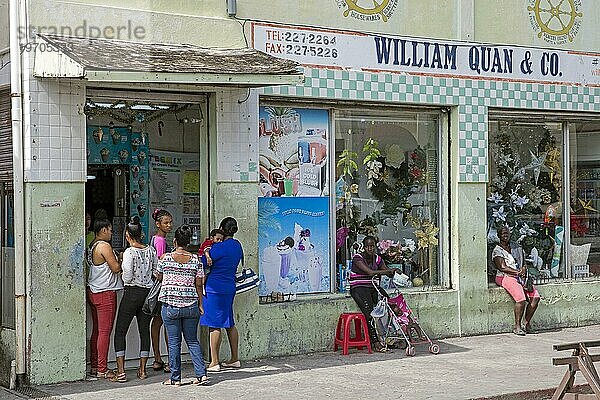 Einheimische Frauen kaufen Erfrischungen in einer Eisdiele in Belize City  Karibik  Mittelamerika