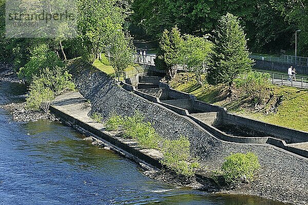 Die Fischtreppe von Pitlochry mit mehreren Zwischenbecken  die die Lachse für ihre Wanderung flussaufwärts nutzen  neben dem Kraftwerk von Pitlochry am Fluss Tummell  Schottland  UK