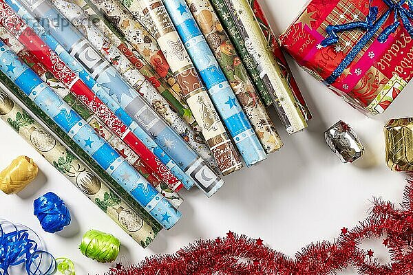 Mehrere Rollen Geschenkpapier  weihnachtlich  Geschenkbänder  Päckchen  weißer Hintergrund  Kopierraum