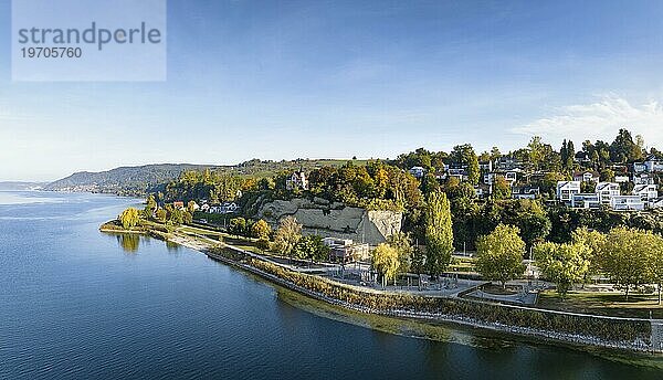 Luftbild-Panorama vom Uferpark im westlichen Teil der Stadt Überlingen am Bodensee  Bodenseekreis  Baden-Württemberg  Deutachland