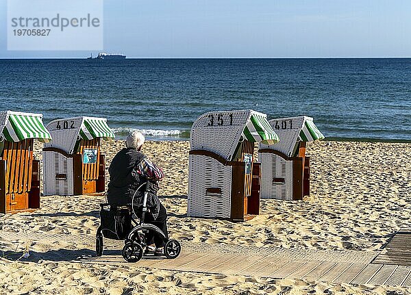 Seniorin mit Rollator am Strand im Ostseebad Baabe  Rügen  Mecklenburg-Vorpommern  Deutschland  Europa