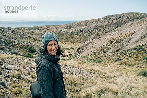 Frau ist glücklich über die Wanderung  Cabo Dos Bahias  Chubut  Argentinien  Südamerika