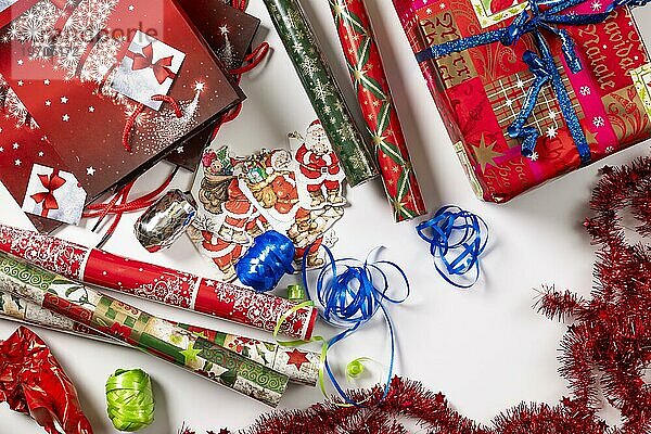 Geschenke verpacken  weihnachtlich  Geschenktüten  Papier  Anhänger  Band  weißer Hintergrund  Kopierraum