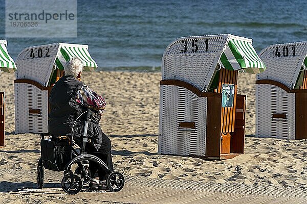 Seniorin mit Rollator am Strand im Ostseebad Baabe  Rügen  Mecklenburg-Vorpommern  Deutschland  Europa