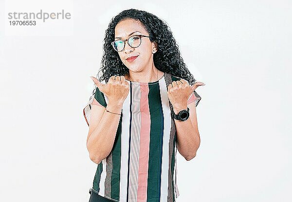 Schöne junge Afro Frau  die mit beiden Fingern auf ein Angebot zeigt. Lächelndes Afro Mädchen  das auf beide Seiten auf isoliertem Hintergrund zeigt. Fröhliches Mädchen  das mit den Fingern empfiehlt