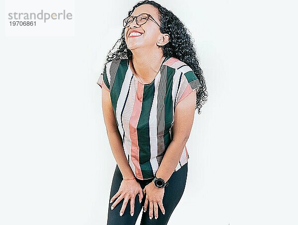 Junge Frau mit Brille  die laut lacht  isoliert. Lustige junge afro Frau lachend auf isolierten Hintergrund