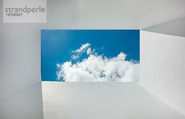 Perspektive von Wolken von rahmenförmigen Wänden. Perspektive von Himmel und Wolken von weißen Wänden. Weiße Wände mit Wolken und Himmel im Hintergrund in Form eines Rahmens