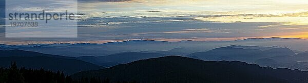 Bergsilhouette  Sonnenaufgang auf der Gerlitzen mit Blick ins Klagenfurter Becken  Gerlitzen Alpe  Nockberge  Gurktaler Alpen  Kärnten  Österreich  Europa