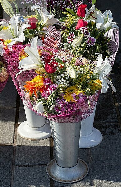 Schöne bunte natürliche Frühlingsblumen in einer Vase