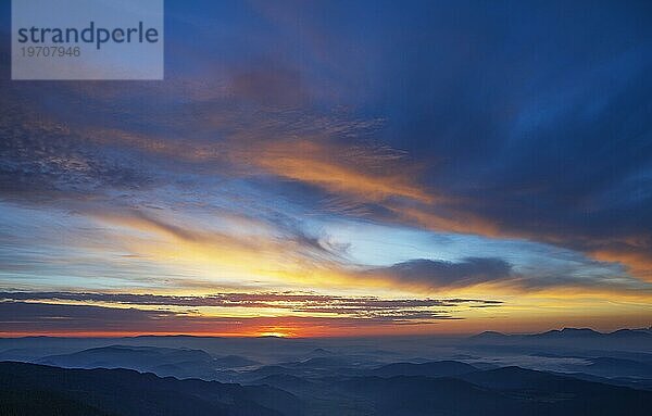 Bergsilhouette  Sonnenaufgang auf der Gerlitzen mit Blick ins Klagenfurter Becken  Gerlitzen Alpe  Nockberge  Gurktaler Alpen  Kärnten  Österreich  Europa