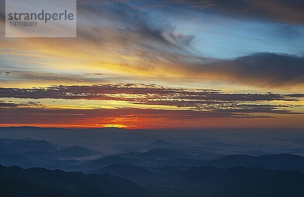 Bergsilhouette  Sonnenaufgang auf der Gerlitzen mit Blick ins Klagenfurter Becken  Gerlitzen Alpe  Nockberge  Gurktaler Alpen  Kärnten  Österreich  Europa