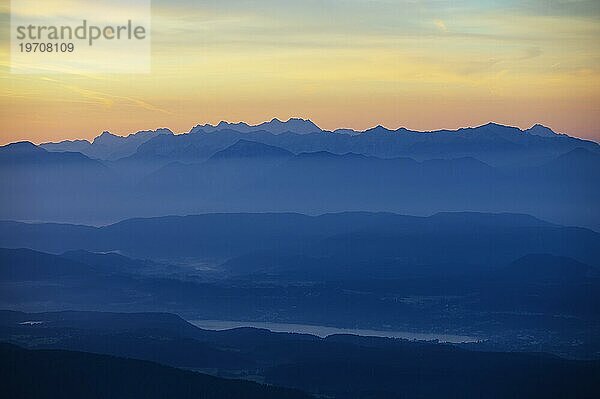 Bergsilhouette  Berge in der Morgendämmerung mit Blick ins Klagenfurter Becken mit Wörthersee und Karawanken  Gerlitzen  Gerlitzen Alpe  Nockberge  Gurktaler Alpen  Kärnten  Österreich  Europa