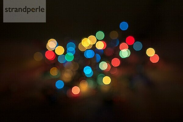 Hintergrund mit natürlichem Bokeh und mehrfarbigen Lichtern