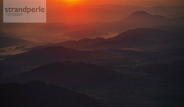 Bergsilhouette  Sonnenaufgang auf der Gerlitzen mit Blick ins Klagenfurter Becken  Gerlitzen Alpe  Nockberge  Gurktaler Alpen  Kärnten  Österreich  Europa